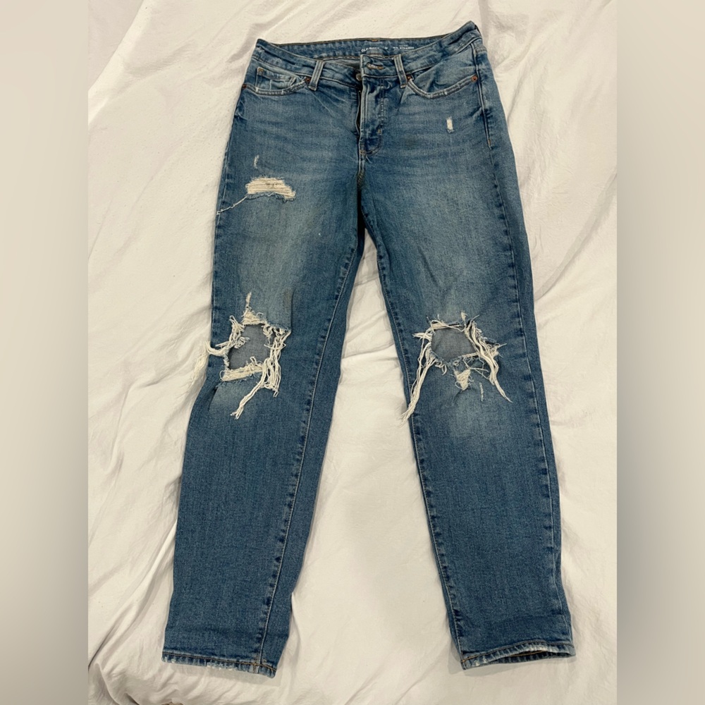 Distressed high-waisted blue denim jeans #distresseddenim